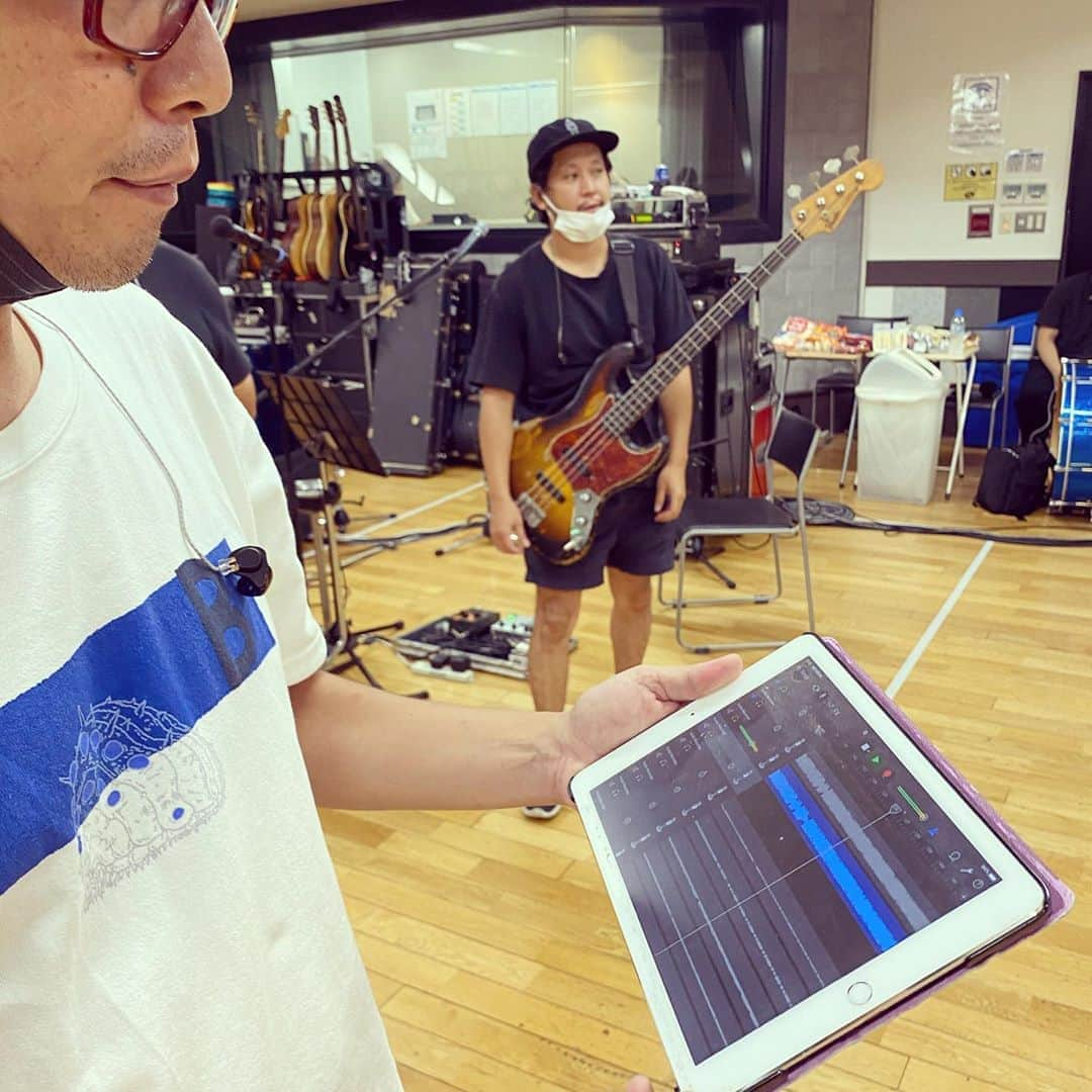 綾小路翔さんのインスタグラム写真 - (綾小路翔Instagram)「自粛期間中にランマがiPad（！）で音楽制作ソフトを使いこなせるようになっていた件。  #氣志團 #本日より #氣志團万博 #に向けてのリハーサル開始 #星グランマニエ #iPad #彼が所持しているという事実に全員が驚愕 #長年自宅での作曲に使っていた #ProTools #は最後まで意思疎通がうまく行かなかったとのこと #奥のこぐまも可愛いね」9月16日 18時31分 - showayanocozey