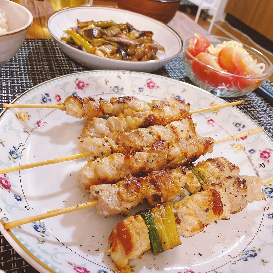 岡村咲さんのインスタグラム写真 - (岡村咲Instagram)「夕飯をサーーーーーっとクッキング👩‍🍳焼き鳥に、大好きなトリュフ塩かけたら最高でした🐓じいちゃんが作った茄子とししとうはたまり醤油とてんさい糖で炒めました!!!後はお味噌汁と、サラダ🥗🧡今日も食材に感謝🙏 #saki_foodallergy」9月16日 18時44分 - sakiokamura_official