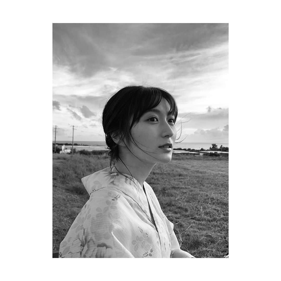 のインスタグラム：「1st DVD「閃光」を発売する事になりました。  発売日は10月21日になります そうです、私の誕生日です、よいしょ💐 宮古島で撮影してきました、 たくさんの方に見ていただけたら嬉しいです。  チェキ付DVDの予約も始まっているので、是非。」