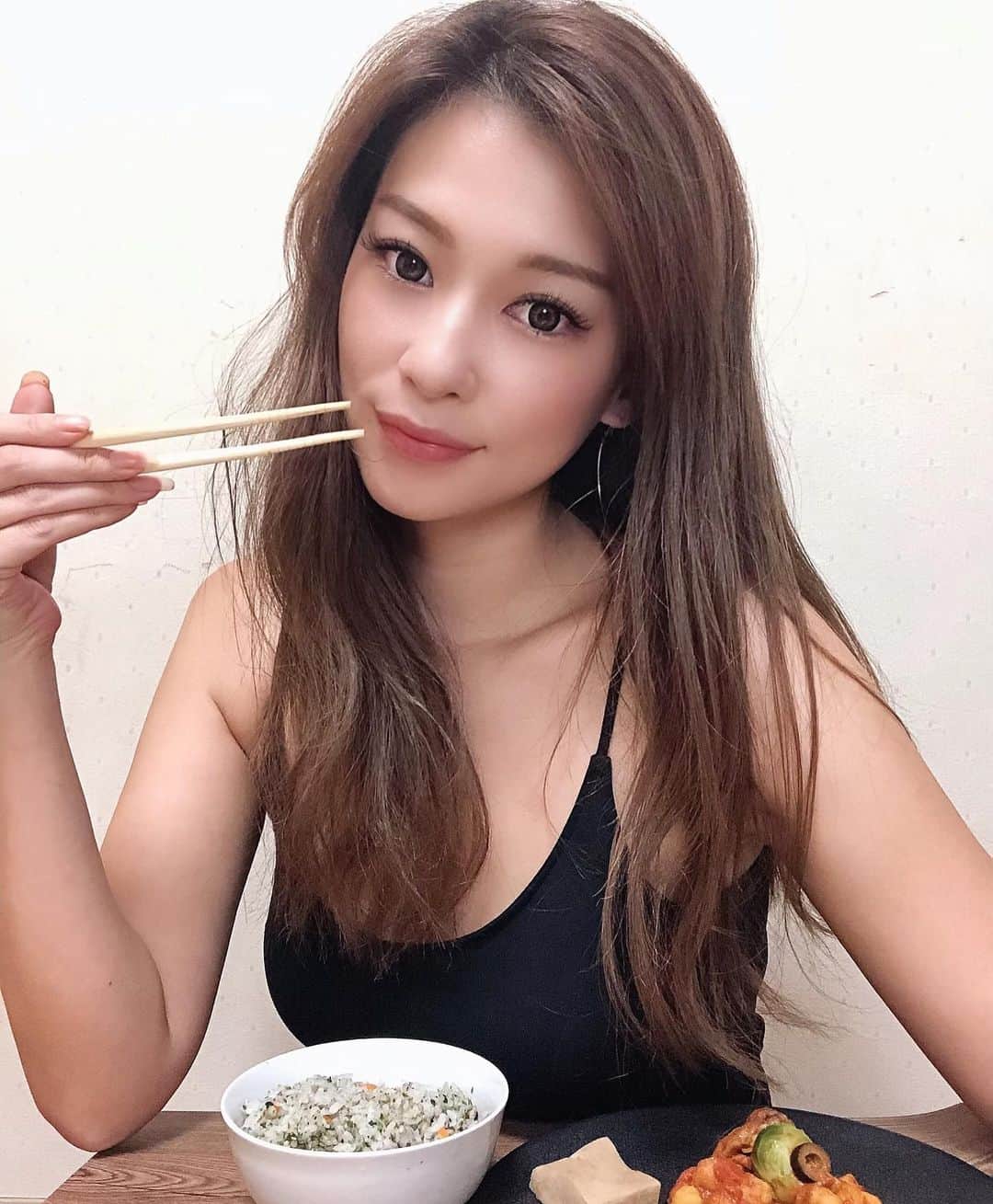 長谷川唯のインスタグラム：「・ ・ さっきも投稿に載せた　@fitfood_home は全部、冷凍ミールをチンしたの🍴🍱🤎  ・ ・ なんとシェフが作くりで国産で無添加調理ってところが魅力的❤︎  ・ ・ ボリュームも私的に満足👌🏻そして糖質15g以下なんだよ✨お腹が満たされて幸せー❤︎笑  ・ ・ #fitfoodhome #tavenal #おうちごはん #冷凍食品 #無添加 #お昼ごはん #ヘルシーメニュー #お腹いっぱい幸せ」