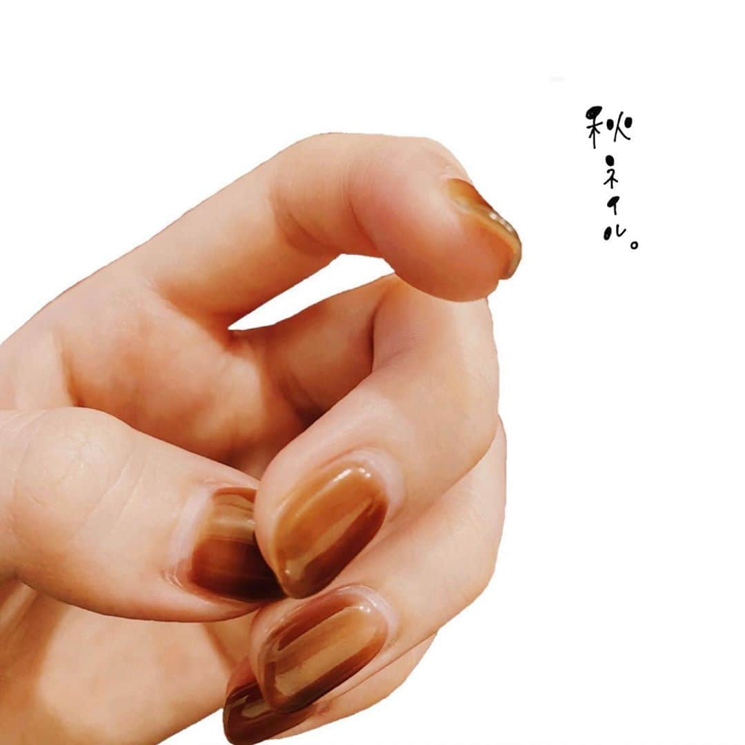 水上京香さんのインスタグラム写真 - (水上京香Instagram)「🍂 名付けて、べっこう飴ネイル🍭 秋を先取り！と思ったのも束の間、すっかり気候にも馴染み、 いや、気候が爪の色に馴染んできたのか？？ 兎にも角にも、秋だね。 #こんな字体にハマった時期あったな」9月16日 18時40分 - kyokaminakami_official
