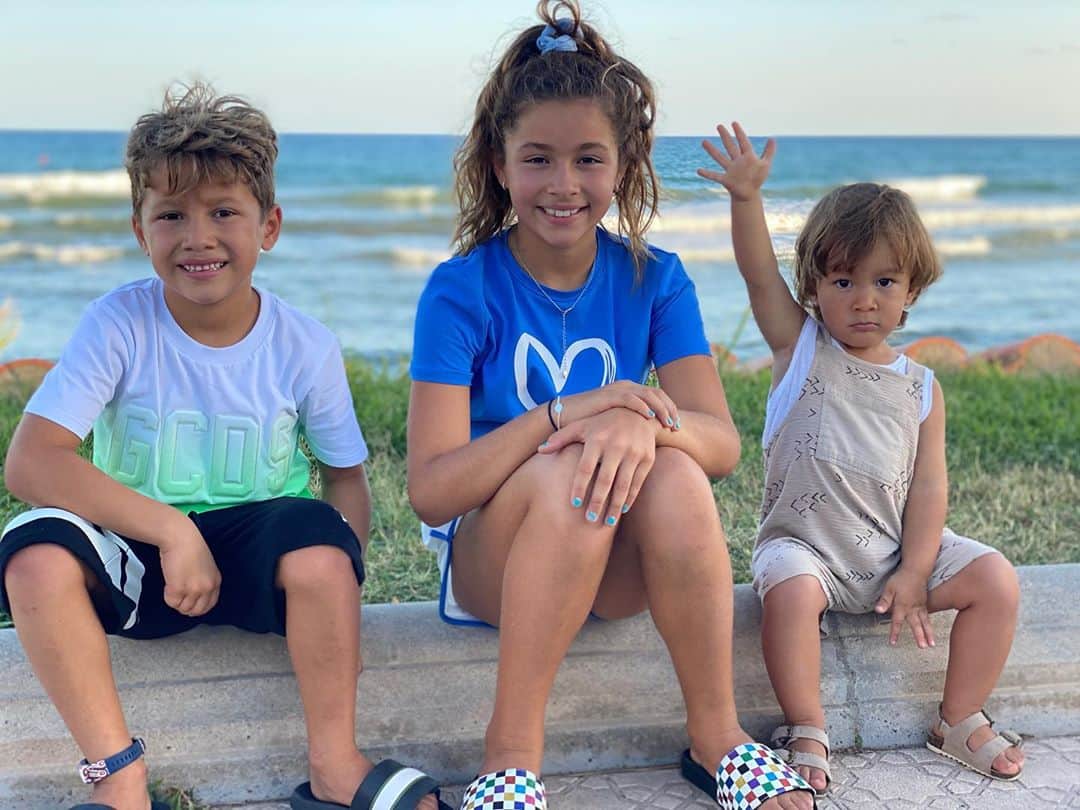 ソフィア・バルビのインスタグラム：「3 razones por las que siempre mirar para adelante.... los amo! 💚💖💙」