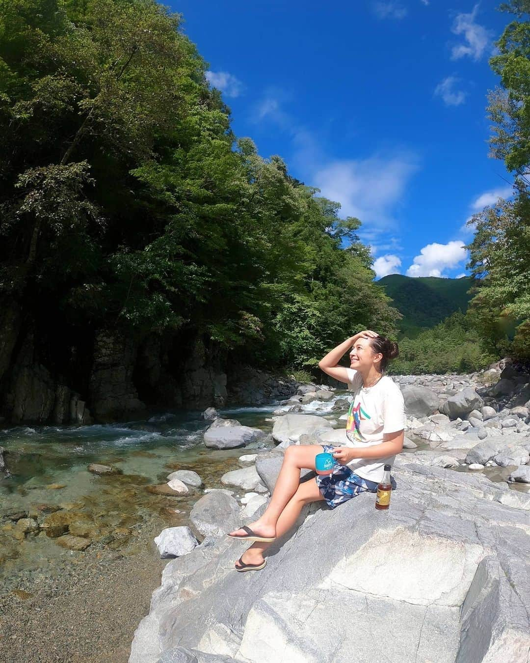 芳美リンさんのインスタグラム写真 - (芳美リンInstagram)「もうすっかり秋らしくなってしまいましたが、﻿ 夏の写真、、🌊﻿ ﻿ この夏は暑かったなあ！﻿ ﻿ なのにまだ秋になってほしくない。﻿ そんなかんじ。﻿ ﻿ ビネガードリンクにハマった夏。﻿ ビール解禁前の時間帯に💮﻿ ﻿ ﻿ #LOHACO #ロハコ #LOHACO限定デザイン #ロハコ限定デザイン #ビネガードリンク #ビネガー #お酢ドリンク #ノンアルコール#monipla #lohaco_fan﻿ #アウトドア女子#アウトドア#キャンプ﻿﻿﻿ #北恵那キャンプ場﻿﻿ #goprojp#GoPro8#Atyシャツ」9月16日 18時41分 - lynn.lynn5