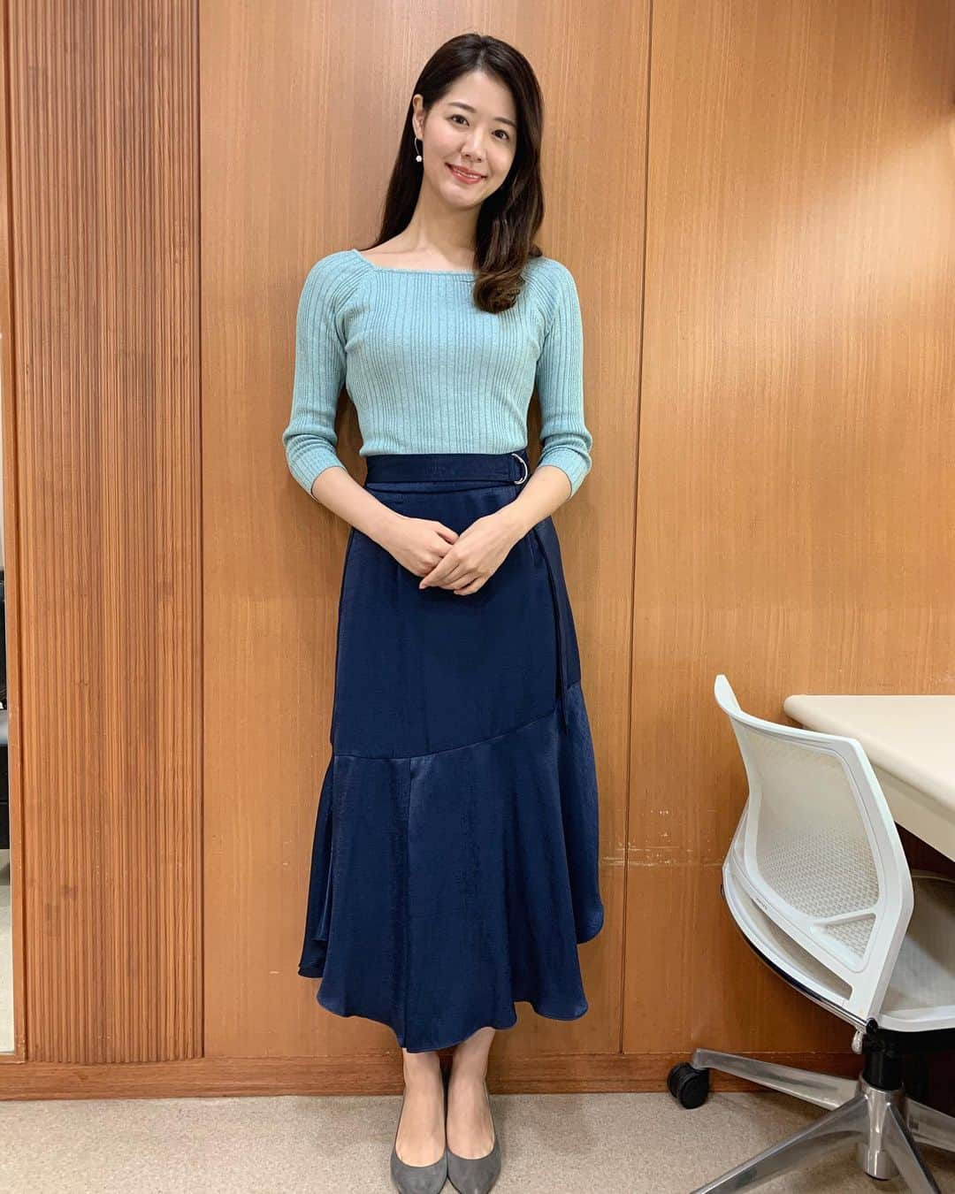 樺島彩のインスタグラム：「衣装です💙 画面で見ると黒っぽく映っていたスカート、ツヤツヤ素材の濃紺でした😌」