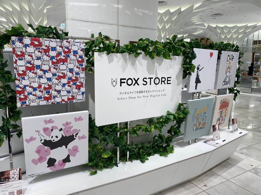 のインスタグラム：「“FOX STORE”日本橋三越POPUPショップオープン！！ 会期:9/16(水)〜29(火)まで  インドアライフを充実させる最新のIOTガジェットから人気ブランドのスマホケース等、たくさん取り揃えております。実際にお試し頂けるアイテムも多数ご用意しておりますので、皆さまお誘い合わせの上、ぜひご来店下さいませ。皆さまのご来店を心よりお待ちしております💓  ※営業時間は三越に準じておりますので、詳しくは三越HPにてご確認下さいますようお願い申し上げます🙇‍♀️  #東京#tokyo#日本橋#日本橋三越#FOX#ガジェット#IOT#スマホケース#インテリア#スピーカー#キティ#IOT #kitty#Tom&Jerry#BOOX#Android#popup shop#lyric speaker#OMOSHIROIBLOCK#チェス#面白いお店#最先端#お洒落なお店#期間限定#Instagood#follow	#followme#likeforlike#follow4follow#f4f」