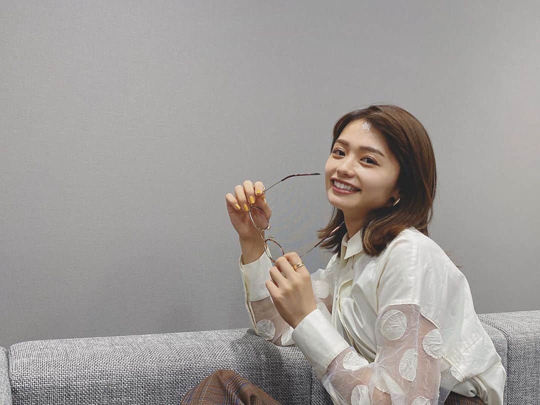 足立佳奈のインスタグラム：「わたしのマネージャーさんは、 写真を撮る時いつも、 「いいねぇ！いいよ！かわいい！お！かわいい！」っと言ってくれます。笑  それにいつも、嬉し恥ずかしくなって、「もう！笑」ってなる私です。笑　🙋🏻  #今日の足立 #あだちふく」