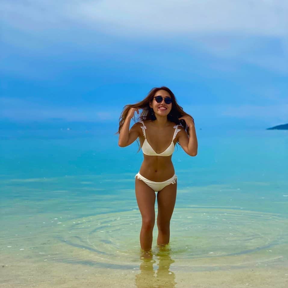 MIYAKOのインスタグラム：「. ホワイトビキニ着たら 自分の黒さが際立ちました👩🏽🌞💓 @alexiastam_official  @alexiastam_beachtrip  . #alexiastambeachtrip#alexiastammermaids#sea#bikini#summer」
