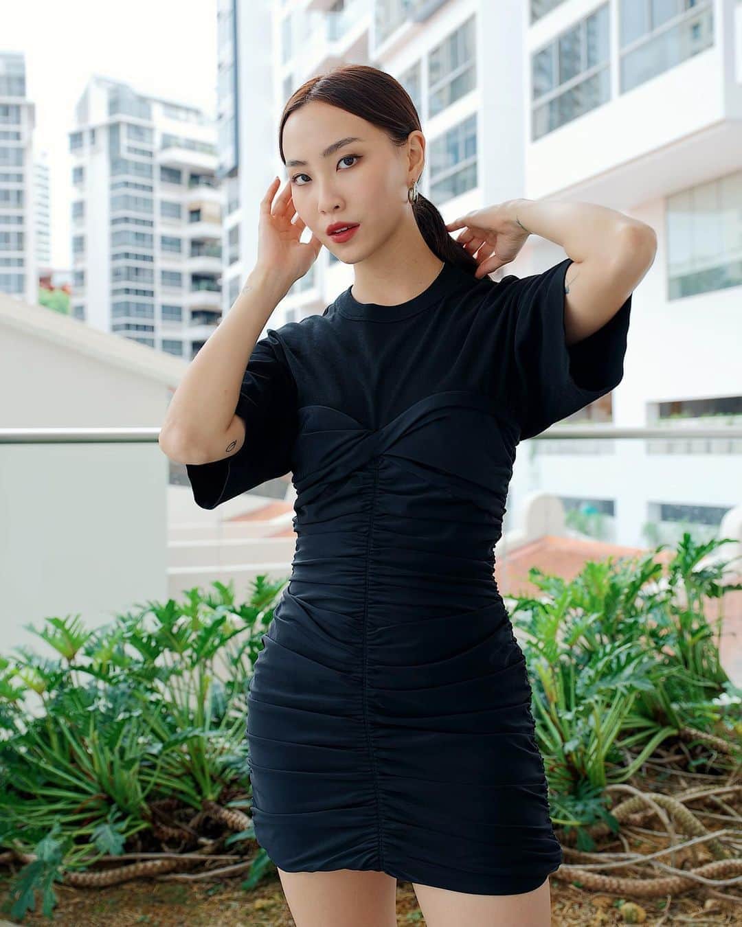 ソニアのインスタグラム：「The only way to get me into a short, form fitting dress... make it look like an oversized shirt 👻 . Getting up at 5:30am this morning to start my work day was super challenging cos it was POURING overnight. I had half the mind to just continue sleeping cos I was wrapped in my blanket like a burrito... You feel me? 🥶   @alexanderwangny #TAlexanderwang #club21 @club21」