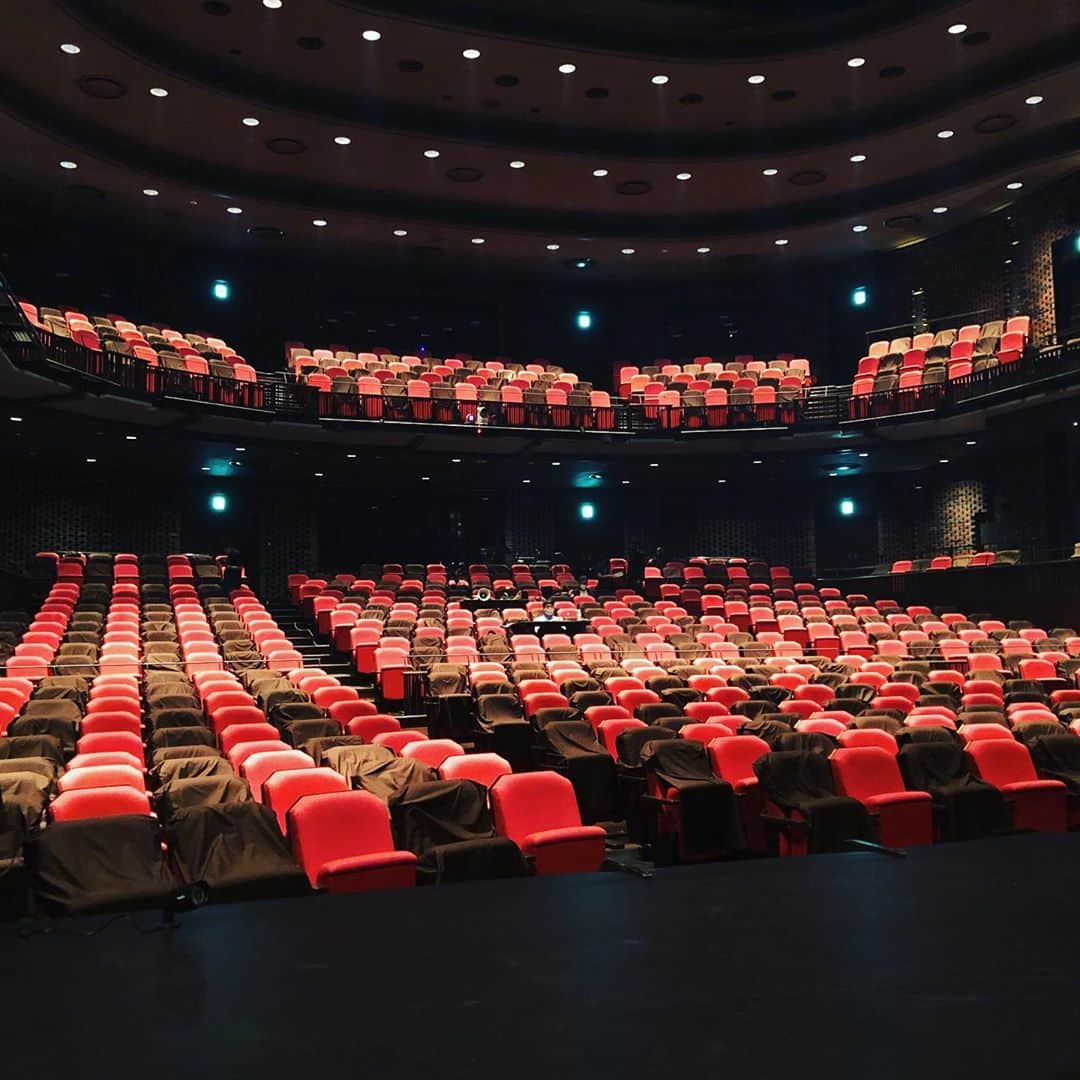 宮沢氷魚さんのインスタグラム写真 - (宮沢氷魚Instagram)「2年ぶりに東京芸術劇場プレイハウスに戻ってきました。佐助との2人芝居、「ボクの穴、彼の穴」いよいよ明日初日です。」9月16日 18時49分 - miyazawahio
