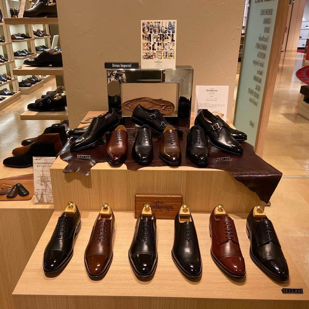 ユニオンインペリアルのインスタグラム：「. 本日より阪急メンズ東京5F紳士靴売り場にてユニオンインペリアル モアバリエーションフェアを開催しております！ 期間中はほぼ全ラインアップを取り揃えておりますので、この機会に是非ご来店下さい！  モアバリエーションフェア期間　〜10月6日（火）まで  フェア期間中にお買い上げいただいたお客様には UNIONIMPERIAL オリジナルシューホーンをプレゼントさせていただきます!!  フランス🇫🇷アノネイ社のレザーについて、靴を製作した残りの部分を有効活用したシューホーンになります。世界でも最高級クラスのレザーになりますので艶感が素晴らしく美しいです！ @tanneriedannonay   #unionimperial  #ユニオンインペリアル  #handsewnwelted  #ハンドソーンウェルテッド  #ハンドソーンウェルテッド製法  #グッドイヤーウェルト製法  #グッドイヤーウェルテッド  #goodyearwelted  #日本製撥水レザー  #waterproofleather  #阪急メンズ東京  @hankyu_mens_tokyo」