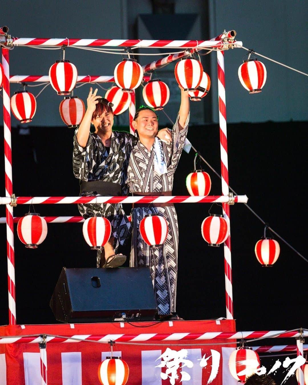 TAK-Zのインスタグラム：「🎉🏮秋の訪れと共に大ハッピょう🏮🎉 albumリリパもかねまして🔥🔥🔥 来年、もしくは再来年の祭りに向け... 野外でまた “祭り” 集まりたいよね！？！？！？🎇 みんなでもう一度あの景色ぜったいみたい！！ Run Town We × Road to Matsuri... 第二段発表も超お楽しみに㊙️ こっからすんごいこと仕掛けてくのでどんどん拡散して！力かしてください！！！！ #RunTownWe #祭り2021 #祭り2022 #終わりは始まり」