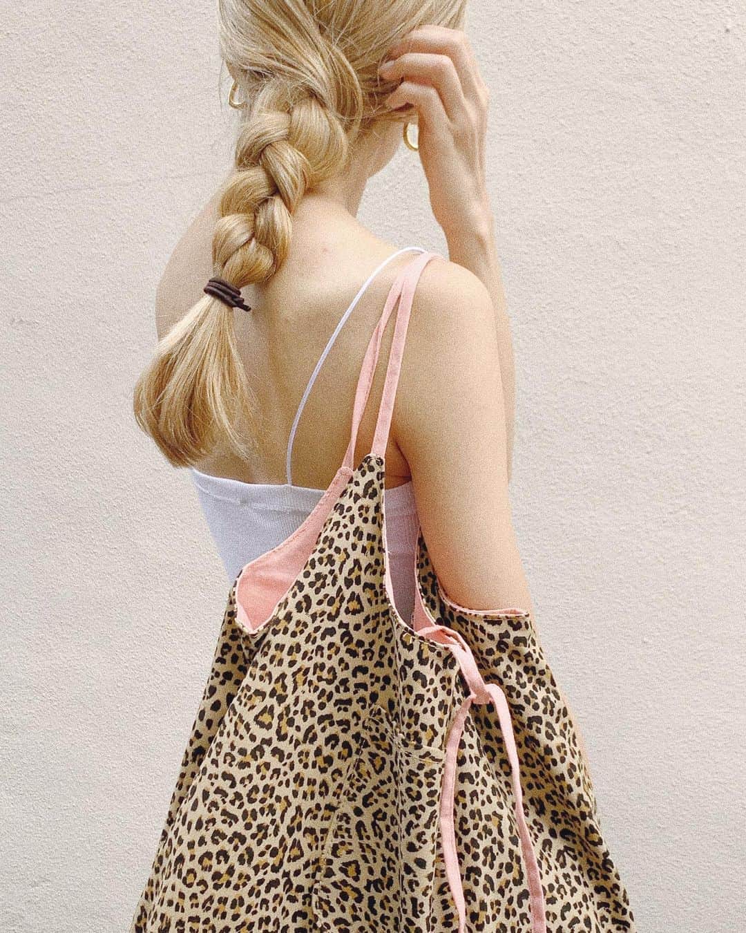 中谷愛のインスタグラム：「今日のふく❤︎❤︎ ZARAのキャミopに @lit_offi のトートは9/18発売のお気に入りちゃん💋 #ai__code」