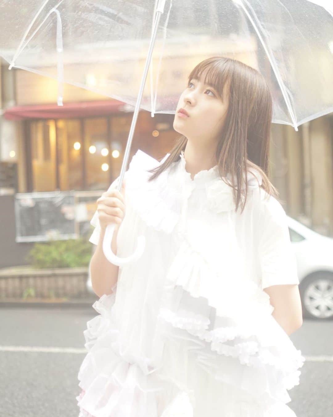 のインスタグラム：「消え入らないように 歌い踊るように 精一杯咲いた 小さな白い花  -  #kissbee #urakiss #japaneseidol #youtuber #followme #空ヲモウ #ポートレート #白 #被写体 #カメラ女子」