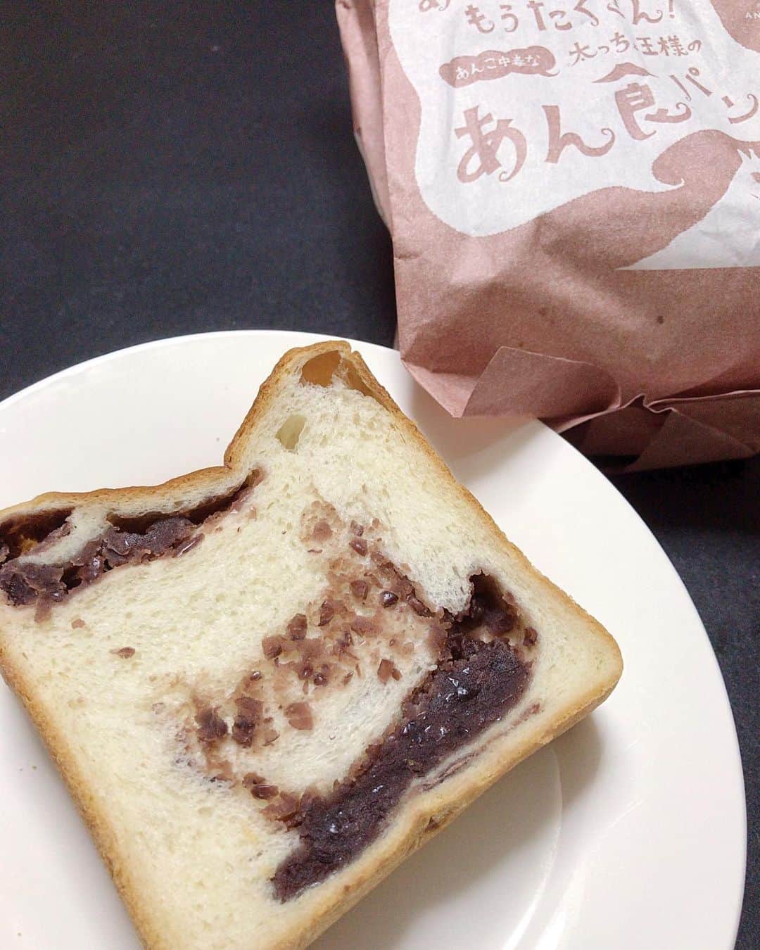 小川知子さんのインスタグラム写真 - (小川知子Instagram)「#antiqueのあん食パン  #涼しい #町田まで #ホットヨガレッスン後 #小川知子  涼しくなりました〜。  あん食パンが🍞食べたくて、今日は町田のスタジオでレッスン。 終わって足早にantiqueへ。  朝食が楽しみ😊」9月16日 18時56分 - tomoko_ogawa_