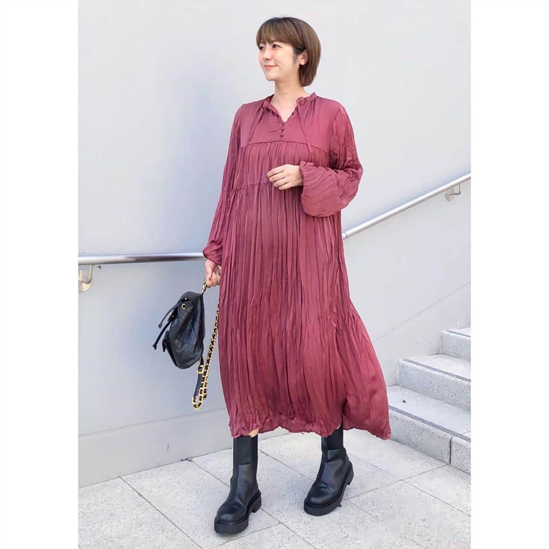 のインスタグラム：「☆☆☆ ・ ・ 秋服♡秋小物♡わーい♡ ・ ・ 狙ってた@hm のブーツ やっぱり可愛い、、♡ ・ ・ @reedit_official の #ヴィンテージサテンボリュームスリーブワッシャーワンピース この色が好き🍇 袖もワッシャーな感じも今年っぽくて可愛いよー！！ ・ ・ ・ ・ ・ ・ ・ #reedit #リエディ #リエディスタ #hm #chanel #秋服 #ワンピース #きれいめコーデ #きれいめカジュアル  #大人カジュアルコーデ #大人カジュアル  #code#coordinate#ootd#instafashion#今日のコーデ#ママコーデ#ママファッション#男の子ママ #高身長女子 #ponte_fashion#r_fashion#大人女子#シンプル #シンプルコーデ #きれいめファッション#高身長コーデ」