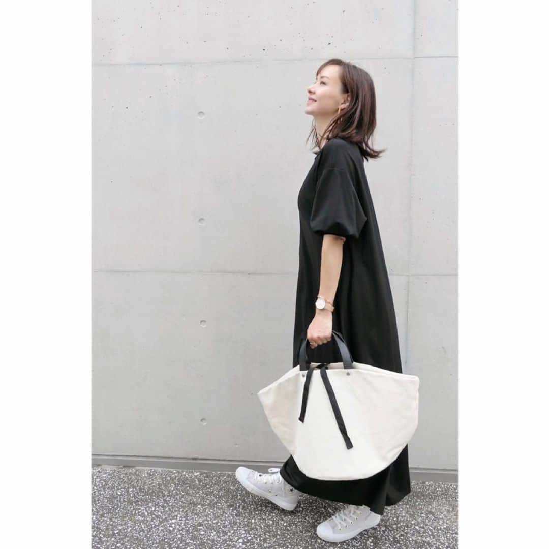 乙黒えりのインスタグラム：「ゆるワンピ . 七分袖若干暑かったけど朝夕はこのくらいでいい感じ。 . #op @style_mixer  #bag  @blanc_official.jp  #shoes @converse_jp  #accessory  @nordgreenofficial_japan   #ボリュームスリーブワンピース#スタイルミキサー#キャンバスバッグ#トートバッグ#blanc #ハイカットスニーカー#コンバース#converse#ママコーデ#楽ちんコーデ#カジュアル#coodinate#outfit」
