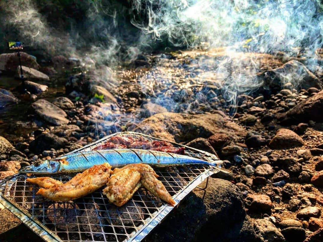 秋丸美帆さんのインスタグラム写真 - (秋丸美帆Instagram)「秋といえば〝サンマ〟🍂山で食べると尚美味しい😋  #camp #bbq #mountain #キャンプ #デイキャンプ #キャンプ飯 #さんま #サンマ #秋 #山 #秋の味覚」9月16日 18時58分 - mippy34