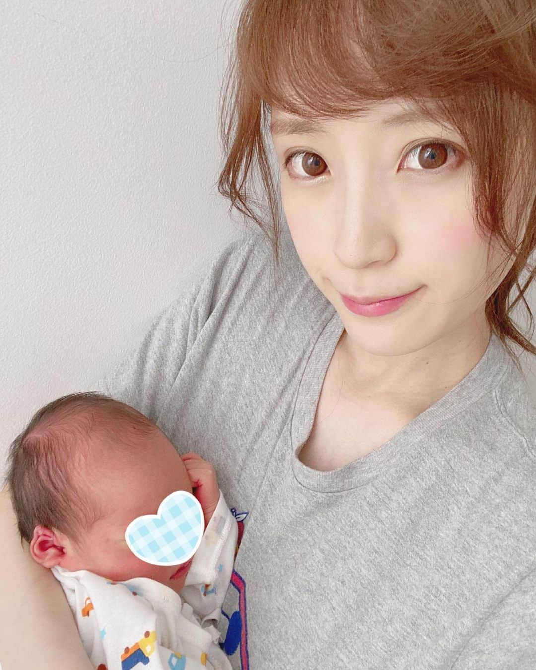 小林真由のインスタグラム：「⋆﻿ 眠くても元気でいられるこの時期の体って本当に無敵。﻿ 夜中の授乳の度に、こんな甘い瞬間今しかないと思って睡魔と闘ってます🥱﻿ ﻿ 娘も息子もゲップが苦手でミルク後に寝かせるまでの時間がとっても長い。気づけばすぐに次の授乳の時間🥺 全国のママさん達も頑張ってると思ってがんばろう🐘﻿ ﻿ ﻿ #女の子ママ #男の子ママ #ママライフ #生後1ヶ月 #ベビー #二児の母」