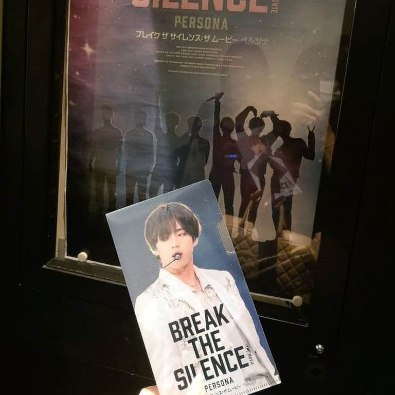 中島彩のインスタグラム：「バンタンネタ記録💜 ムビチケ買ってから楽しみにしていた映画を初日に見に行ってきました💜　 学生時代からのジミンペン🐥と😘 行かれた方も多いかな？ フォロワーさんにARMYが多くて嬉しくて😍　 映画前に食べた激辛プルダックが美味しかった...😍辛いもの大好きです💕  #breakthesilence_themovie #bts #防弾少年団　#バンタン　 #大人army #テテペン　 #韓国料理 #辛いもの好き #激辛好き」