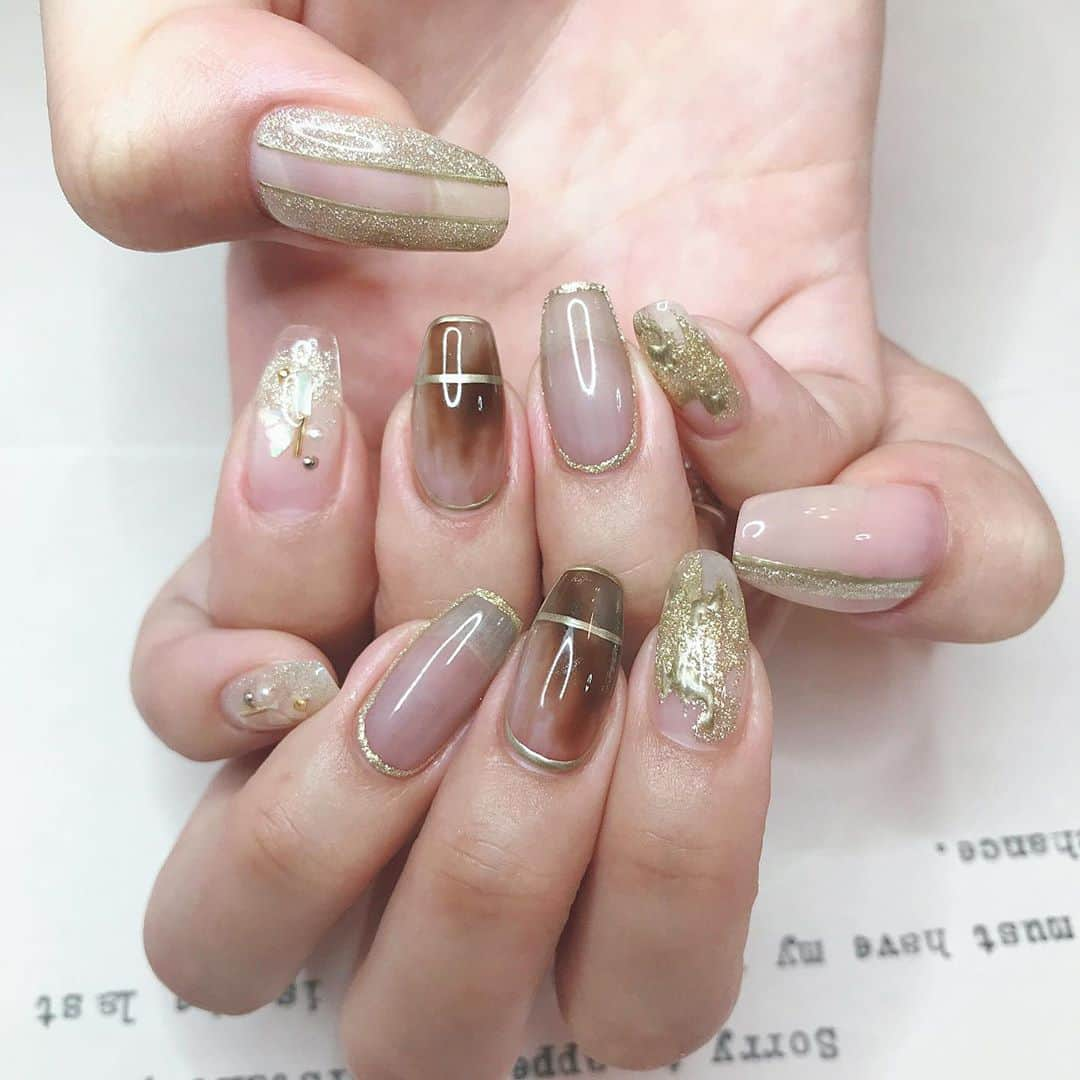 紗蘭さんのインスタグラム写真 - (紗蘭Instagram)「♥️🍁New Nail🍁♥️ 9月になってだいぶ秋っぽくなってきたのでいつもとイメージを変えた秋ネイルにしました✨ キラキラは入れたかったからゴールドをたくさん使って、秋らしいベッコウ柄も入れたよ💕 かいくんいつもありがとう💛 #newnail #nail #秋ネイル #autumnnails #autumn #pinkrosewindow」9月16日 19時00分 - saracchidayo