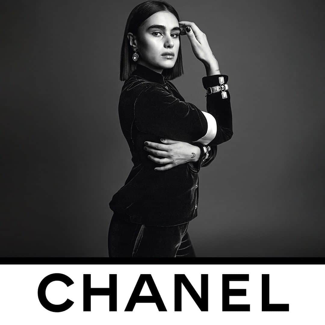 のインスタグラム：「A velvet jacket is trimmed with satin bands evoking the silks worn by jockeys at the race course. The CHANEL Fall-Winter 2020/21 Ready-to-Wear collection is now in boutiques.   Photographed by Inez & Vinoodh.  #CHANELFallWinter #CHANEL @inezandvinoodh #InezandVinoodh @Jilla.Tequila」