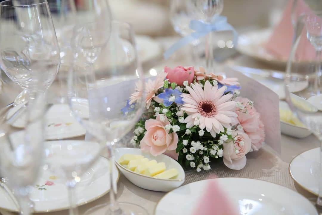 アニヴェルセル 神戸 公式さんのインスタグラム写真 - (アニヴェルセル 神戸 公式Instagram)「* 『小ぶりで可愛らしいゲストテーブル装花』 * ゲストテーブルの装花は、お選びになるお花の種類や色や形を変えるだけで、会場全体の雰囲気が大きく変わるアイテムのひとつです♡ * 可愛らしい印象を演出したい時には、小ぶりなお花を上手に取り入れて丸いフォルムで仕上げてみてはいかがでしょうか？ * 会場全体のコーディネートを優しい雰囲気に仕上げてくれますよ💕 * また合わせるカラーは、淡いピンクの中にパープルやブルーのアクセントカラーをバランスよく配置する事で、甘くなりすぎない大人の可愛らしさを表現していただけます💎 * 素敵なテーブルコーディネートでゲストの皆様をおもてなししましょうね♡ * * * * @anniversaire_kobe * * * * #アニ嫁 #アニスタグラム #アニヴェルセル #オリジナルウェディング #アニヴェルセル神戸 #神戸女子 #恋人の聖地 #秋婚 #神戸プレ花嫁 #神戸ウェディング #式場探し #神戸花嫁 #結婚式レポ #神戸結婚式 #大人花嫁 #ウェディングレポ #結婚式場 #神戸結婚式場 #ナチュラルウェディング #関西プレ花嫁 #ゲストテーブル #ゲストテーブル装花 #ウェディング装花 #会場コーディネート #会場装飾 #卓上装花 #テーブル装花 #会場装花 #装花 #anista_flower」9月16日 19時00分 - anniversaire_kobe