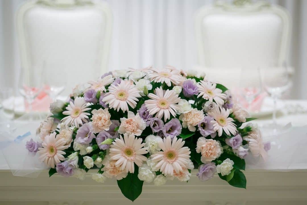 アニヴェルセル 神戸 公式さんのインスタグラム写真 - (アニヴェルセル 神戸 公式Instagram)「* 『小ぶりで可愛らしいゲストテーブル装花』 * ゲストテーブルの装花は、お選びになるお花の種類や色や形を変えるだけで、会場全体の雰囲気が大きく変わるアイテムのひとつです♡ * 可愛らしい印象を演出したい時には、小ぶりなお花を上手に取り入れて丸いフォルムで仕上げてみてはいかがでしょうか？ * 会場全体のコーディネートを優しい雰囲気に仕上げてくれますよ💕 * また合わせるカラーは、淡いピンクの中にパープルやブルーのアクセントカラーをバランスよく配置する事で、甘くなりすぎない大人の可愛らしさを表現していただけます💎 * 素敵なテーブルコーディネートでゲストの皆様をおもてなししましょうね♡ * * * * @anniversaire_kobe * * * * #アニ嫁 #アニスタグラム #アニヴェルセル #オリジナルウェディング #アニヴェルセル神戸 #神戸女子 #恋人の聖地 #秋婚 #神戸プレ花嫁 #神戸ウェディング #式場探し #神戸花嫁 #結婚式レポ #神戸結婚式 #大人花嫁 #ウェディングレポ #結婚式場 #神戸結婚式場 #ナチュラルウェディング #関西プレ花嫁 #ゲストテーブル #ゲストテーブル装花 #ウェディング装花 #会場コーディネート #会場装飾 #卓上装花 #テーブル装花 #会場装花 #装花 #anista_flower」9月16日 19時00分 - anniversaire_kobe