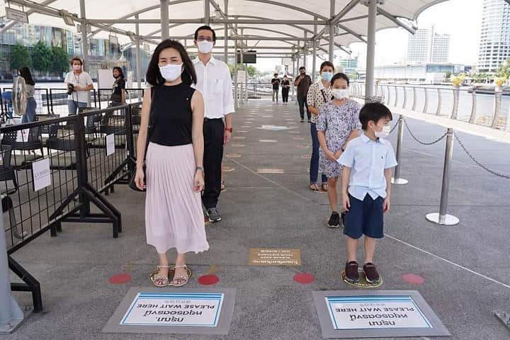 タイ国政府観光庁さんのインスタグラム写真 - (タイ国政府観光庁Instagram)「﻿ ／⠀﻿ タイのコロナ感染症対策を﻿ ご紹介🇹🇭😷⠀﻿ ＼⠀﻿ ﻿ 🌟今週のテーマ：「アイコンサイアム」の感染対策﻿ ⠀﻿ 今週は、タイ最大級の複合施設・アイコンサイアムで行われている、新型コロナウイルス感染拡大防止対策をご紹介👀﻿ ﻿ バンコクにあるアイコンサイアムは、高島屋や海外ブランドも多く出店しており、レストランや美術館、映画館まで併設されている複合商業施設です👀﻿ ﻿ 現在、マスク着用やソーシャルディスタンスの遵守、入場時の検温、消毒液の設置など、徹底した感染拡大防止策が打ち出されています💁これにより、現地の人々は安心してアイコンサイアムを利用することができているんです👏✨﻿ ﻿ 🔗特集記事はプロフィールのリンクから @AmazingThailandJP﻿ 🔎【写真で見る】現在のバンコク①﻿ ﻿ #タイ #バンコク #アイコンサイアム #新しい日常 #ウィズコロナ #コロナ対策 #コロナに負けるな #コロナに負けない #バンコク生活 #バンコク暮らし #バンコクライフ #こんなタイ知らなかった #もっと知りタイ #タイ旅行 #バンコク旅行 #旅好きな人と繋がりたい #旅行好きな人と繋がりたい #海外旅行 #thailand #bangkok #bangkoktrip  #iconsiam #newnormal #bangkokview #amazingthailand #thailandtravel #thailandtrip #thai #thaistagram #lovethailand」9月16日 19時03分 - amazingthailandjp