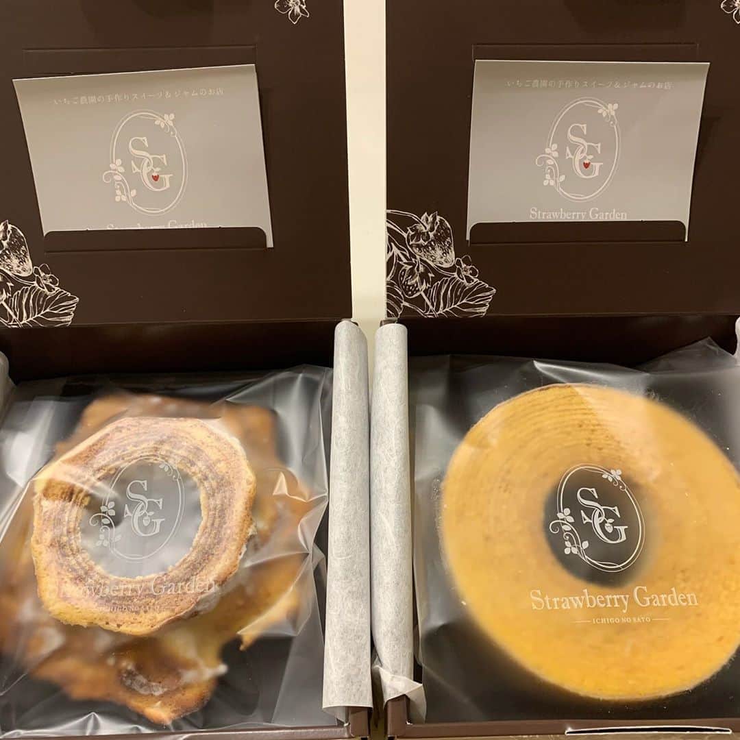町田亜里香のインスタグラム：「ちょっと用事があり出かけた先に 美味しそうな バームクーヘン屋さん⸜❤︎⸝ 前に苺大福もらったとこだと思う🥺 バームクーヘンも美味しかった🥺 いちご🍓ソース買ったから いちごソースかけて食べたら絶品✨ . また買いに行こう🥺🥺🥺 . 苺🍓すきな方は是非ˊ˗ 他にもシュークリームとか ロールケーキとか…🧁𓈒𓂂 美味しそうなものがたくさん🤤 . 美味しかった🤤 . . 最近食べてばっかりだなぁ。笑 . . #バームクーヘン #苺の里 #いちご  #苺 #毛呂山 @ichigo_no_sato」