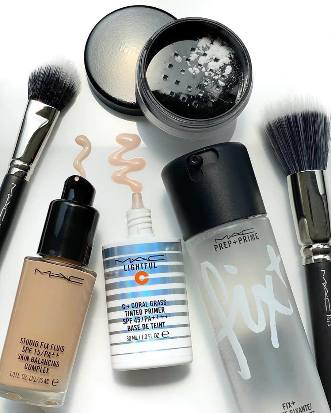 M∙A∙C Cosmetics Japanのインスタグラム：「今やマスクは生活の必需品！これまで以上に「崩れにくい」ファンデーションを探されている方も多いのでは？ ㅤ M･A･Cで人気のベースメイクアイテムで、乾燥が気になるこれからの季節も崩れ知らずのパーフェクトスキンをキープして✨ #MACStudioFix #MACスタジオフィックス ㅤ ☑️Studio Fixブラシ キャンペーン 今なら数量限定で、お好きなM·A·C 製品を8,800円(税込)以上のご購入で限定ブラシをプレゼント🎁 ※M·A·C 公式オンラインショップ、伊勢丹新宿本店 @mac_isetan.shinjuku 、アットコスメショッピング @at_cosme 限定 ㅤ 【公式オンラインショップ限定特典】 ☑︎初回ご購入のお客様へ10% OFFクーポンをプレゼント （クーポンコードwelcome） ㅤ Regram from @macpro_tokyo  #MACCosmeticsJapan #MACCosmetics #MAC #MACコスメ #マックコスメ #コスメ#コスメ紹介#コスメ好き#コスメレポ #化粧品 #デパコス#コスメマニア#秋メイク#リキッドファンデーション ファンデーション#リキッド#時短メイク#ベースメイク#潤い#潤い肌#保湿#ツヤ肌#ツヤ肌メイク#ファンデーション#カバー力」