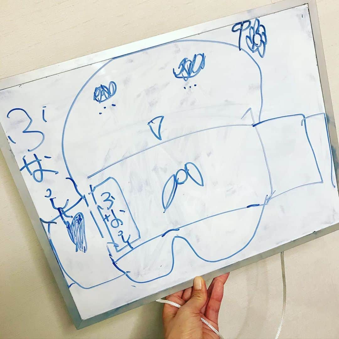 関根麻里さんのインスタグラム写真 - (関根麻里Instagram)「今日はホワイトボードいっぱい！ #4歳長女の作品 #ふなっしー リスペクト」9月16日 19時05分 - marisekine