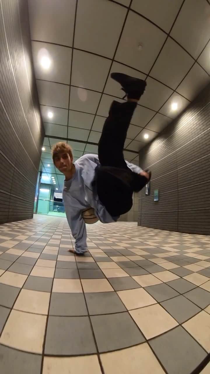 のインスタグラム：「can go more deep with the last freez tho🥶 @tachikara_jp  @goprojp  #ghost #dizzeerascal #freestylebasketball」