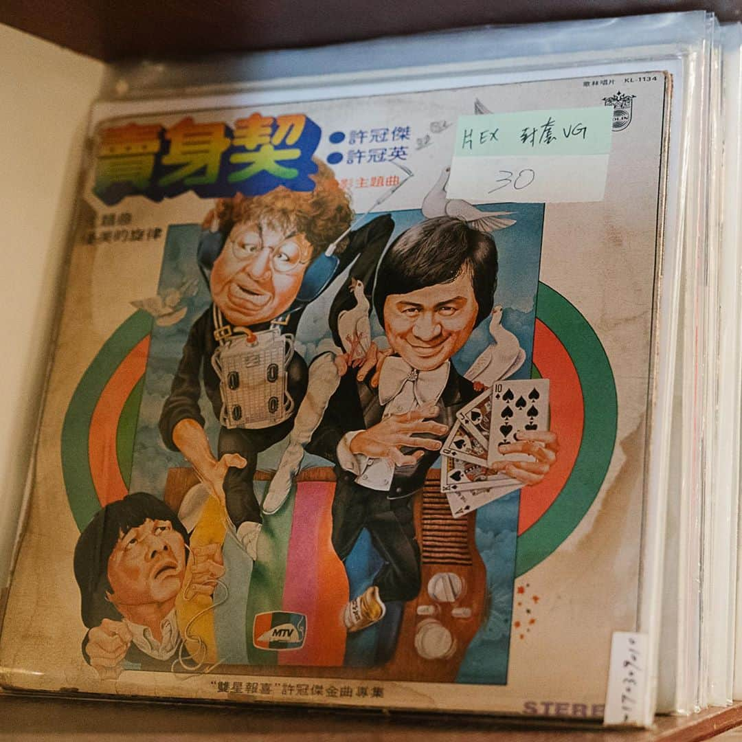 HereNowさんのインスタグラム写真 - (HereNowInstagram)「Used record store well known among music fans across Taiwan  📍：Abbey Road Record Store（Kaohsiung）  "I love being here at Abbey Road Record Store, in a cosy space surrounded by records and music. Whenever I come here I meet someone who shares my taste in music, and I’m reminded that music really is an oasis from real life." ChengHang Chiu  #herenow #herenowkaohsiung #wonderfulplaces#travelawesome #traveladdict #igtravel #vinyloftheday #recordcollection #vinylcollection #vinylporn #instavinyl #vinylcollector #vinyladdict #musicbar #turntabe #recordbar #fukuoka #instajapan #japantour #explorejapan #kaohsiung #kaohsiungcity #kaohsiungfood #高雄 #台湾旅行 #台灣 #iseetaiwan #exploretaiwan #vscotaiwan」9月16日 19時13分 - herenowcity