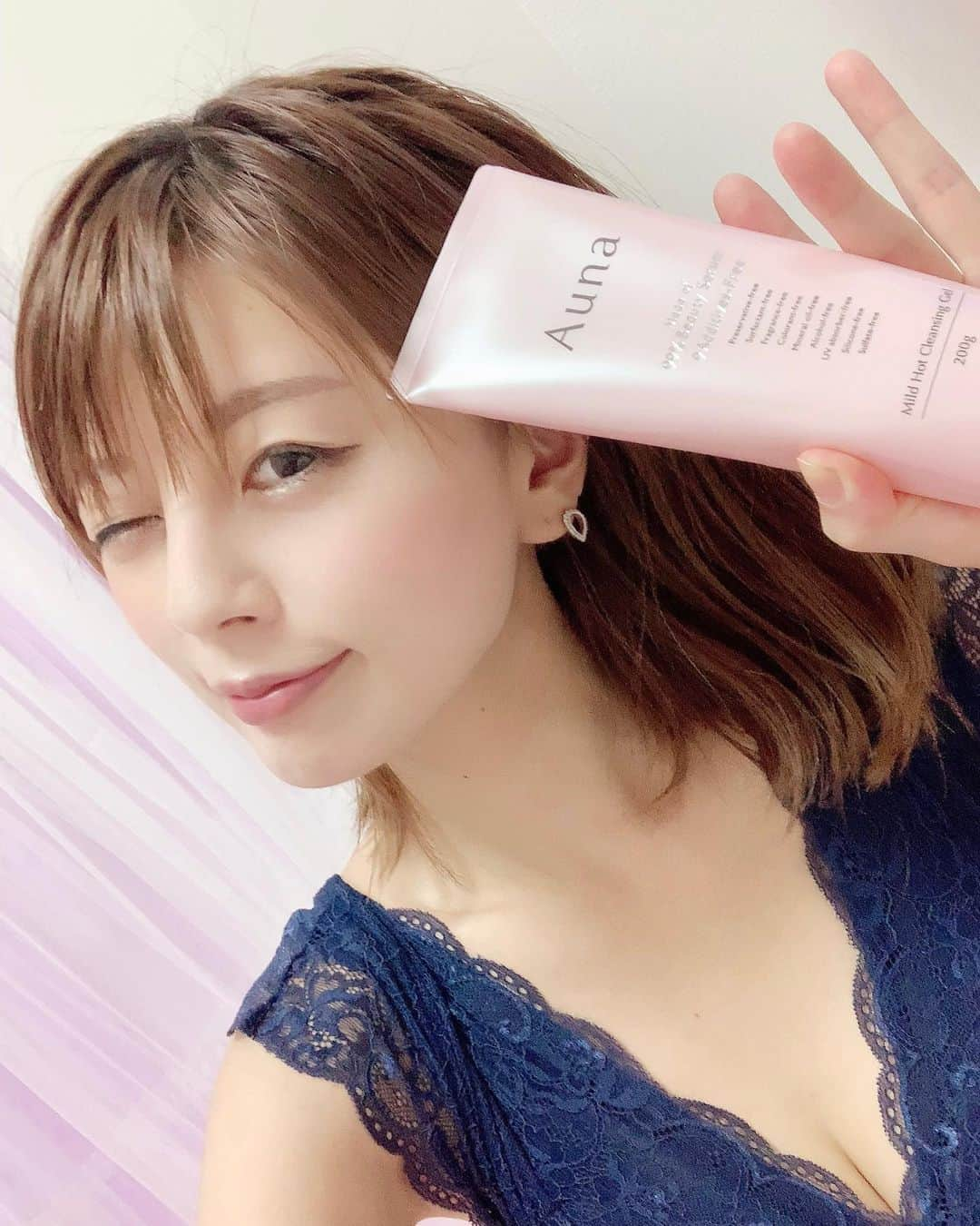 satomiさんのインスタグラム写真 - (satomiInstagram)「今日はお肌ケアアイテムのご紹介😊❤️ 一気に使いきっちゃったので新調したよ✨✨ ・ ✼••┈┈┈┈┈┈┈┈┈┈┈┈┈┈┈┈••✼ ・ 🌟クレンジング(@auna_rohto_official )🌟 「アウナマイルドホットクレンジングジェル」 ・ ロート製薬様の温感ジェル❤️ メイク・毛穴の黒ずみ・角栓詰まり・ざらつきまで キレイにしてくれるの！99%美容成分で、防腐剤・界面活性剤が入っていないクレンジングだよ❤︎ ・ ✼••┈┈┈┈┈┈┈┈┈┈┈┈┈┈┈┈••✼ ・ 🌟洗顔(@mesoceutical )🌟 ・  メソシューティカル Rコードコントロールウォッシュ♡ 炭酸洗顔で毛穴開いてお肌のケア率Up😆💕 ・ ✼••┈┈┈┈┈┈┈┈┈┈┈┈┈┈┈┈••✼ ・ 🌟化粧水(@exuviancejp )🌟 エクスビアンス　トリートメントローションⅡ♡ 保湿だけでなく角質除去もできるから ニキビができなくなったよ‼️ ・ ✼••┈┈┈┈┈┈┈┈┈┈┈┈┈┈┈┈••✼ ・  @castsselect #Auna #99％美容液ホットクレンジング #日本初 #キャストズセレクト @toku.tamu toku.tamu #メソシューティカル #rcode❤️ #mesoceutical #トクタム #tokutamu #エクスビアンス #exuviance #美容 #スキンケア #ロート製薬 #クレンジング #ホットクレンジング #泡洗顔」9月16日 19時13分 - saatoomii47