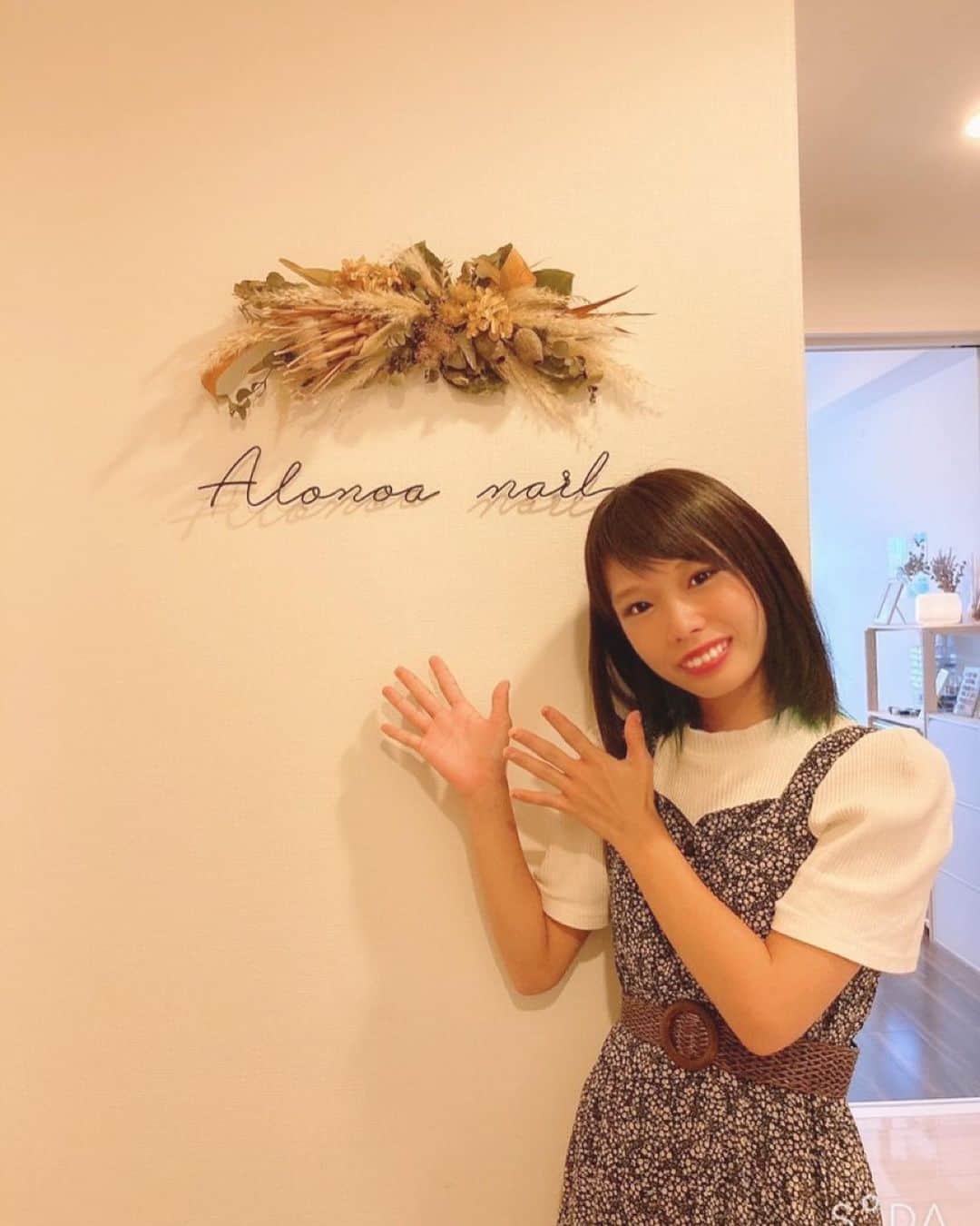 なみなみのインスタグラム：「♪ はじめてのネイルサロン💅 いつもはかーなーにネイルしてもらってるのですが、はじめてネイルサロンに行きました☺️ . ネイルって爪を削ったりするから少し痛いイメージがあってかーなーにしかお願い出来なかったけど、全然痛くなかった🌺 . カラーは9月に入荷したばかりのNEWカラーにしてもらいました☺️ . 可愛さの中に大人っぽい雰囲気がすごくお気に入りです♥️ . @alonoa_nail」