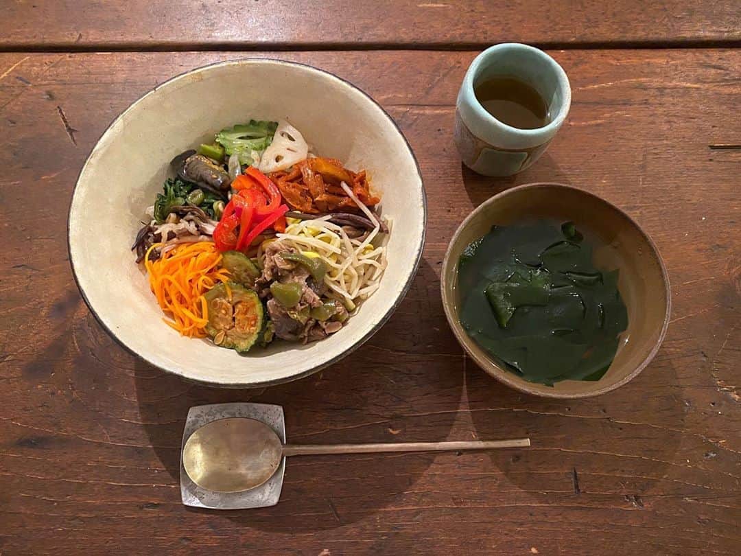 青山有紀さんのインスタグラム写真 - (青山有紀Instagram)「ママ特製ピビンパ。 お弁当箱に具材詰めて渡してくれたからごはん炊いただけで出来上がり🤤わかめスープは必須。 #寿養茶」9月16日 19時16分 - yukiaoya