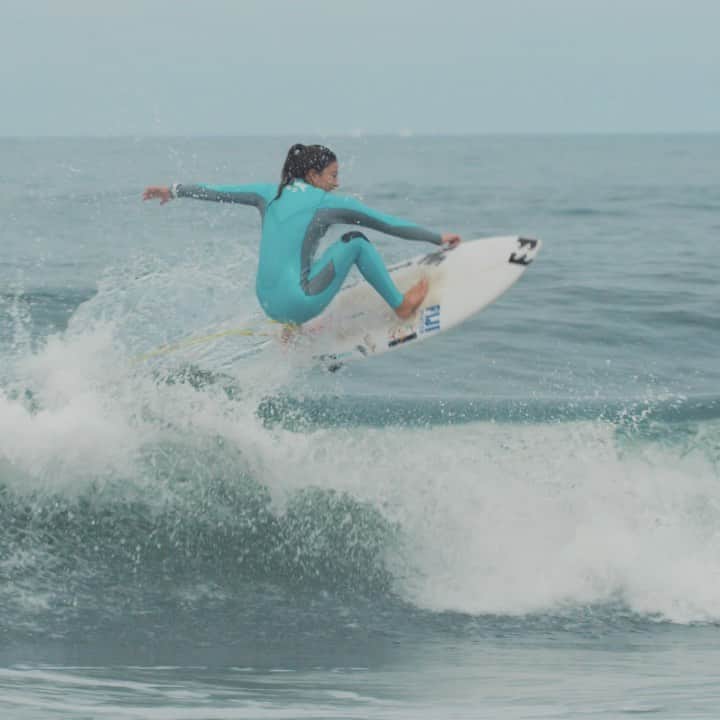 のインスタグラム：「夏も終わり🦋 私の好きな秋に突入🦦🍂  🎥: @jet_akira    @billabongwomensjp @hlna.jp @whitebuffalo_official @fcs_japan @lux_jp_official @fijiwaterjapan #yusurfboards #aerotech #bravo」