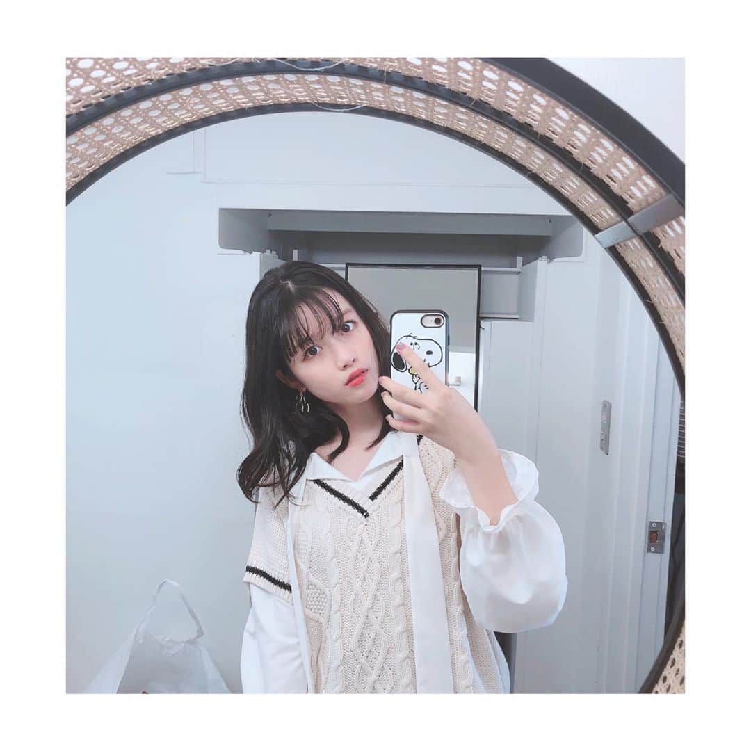 河村果歩さんのインスタグラム写真 - (河村果歩Instagram)「🌈🍒 ・ ・ ニコラ10月号秋ブランド服オフショ❣️ ラブトキシックさんを担当させて頂きました✨ ・ ・ 撮影前に撮ったのでリボン結んでいないのですが…結んでいないとカッコ良さが出て結ぶとガーリーで可愛いトップスでした😍💕 ・ ・ 他にも可愛いアイテムがたっくさんあってコーデを組むのが楽しかったです🥰 ・ ・ 紙面でも是非チェックして下さい❤︎ ・ ・ ・ #河村果歩 #果歩の大人化計画書  #ニコラ #ニコモ  #LOVETOXIC さん🥰 @lovetoxic_official  #ニットベスト #ガーリーコーデ #プリーツスカート #さくらんぼイヤリング  #かがみごし撮影 にハマってます💖」9月16日 19時18分 - kawamura_kaho_official