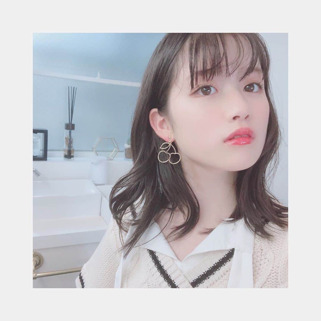 河村果歩さんのインスタグラム写真 - (河村果歩Instagram)「🌈🍒 ・ ・ ニコラ10月号秋ブランド服オフショ❣️ ラブトキシックさんを担当させて頂きました✨ ・ ・ 撮影前に撮ったのでリボン結んでいないのですが…結んでいないとカッコ良さが出て結ぶとガーリーで可愛いトップスでした😍💕 ・ ・ 他にも可愛いアイテムがたっくさんあってコーデを組むのが楽しかったです🥰 ・ ・ 紙面でも是非チェックして下さい❤︎ ・ ・ ・ #河村果歩 #果歩の大人化計画書  #ニコラ #ニコモ  #LOVETOXIC さん🥰 @lovetoxic_official  #ニットベスト #ガーリーコーデ #プリーツスカート #さくらんぼイヤリング  #かがみごし撮影 にハマってます💖」9月16日 19時18分 - kawamura_kaho_official