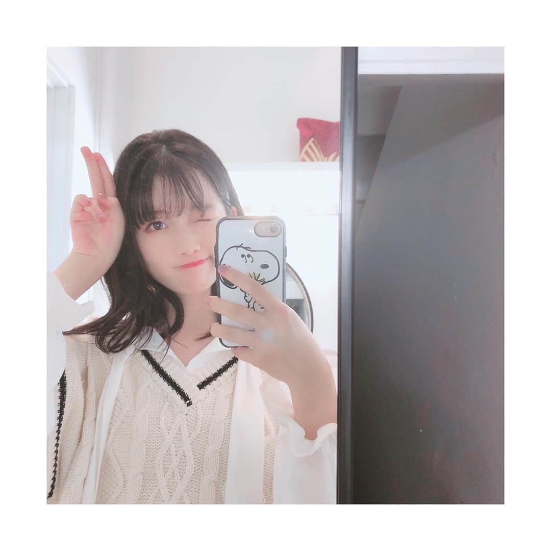 河村果歩さんのインスタグラム写真 - (河村果歩Instagram)「🌈🍒 ・ ・ ニコラ10月号秋ブランド服オフショ❣️ ラブトキシックさんを担当させて頂きました✨ ・ ・ 撮影前に撮ったのでリボン結んでいないのですが…結んでいないとカッコ良さが出て結ぶとガーリーで可愛いトップスでした😍💕 ・ ・ 他にも可愛いアイテムがたっくさんあってコーデを組むのが楽しかったです🥰 ・ ・ 紙面でも是非チェックして下さい❤︎ ・ ・ ・ #河村果歩 #果歩の大人化計画書  #ニコラ #ニコモ  #LOVETOXIC さん🥰 @lovetoxic_official  #ニットベスト #ガーリーコーデ #プリーツスカート #さくらんぼイヤリング  #かがみごし撮影 にハマってます💖」9月16日 19時18分 - kawamura_kaho_official