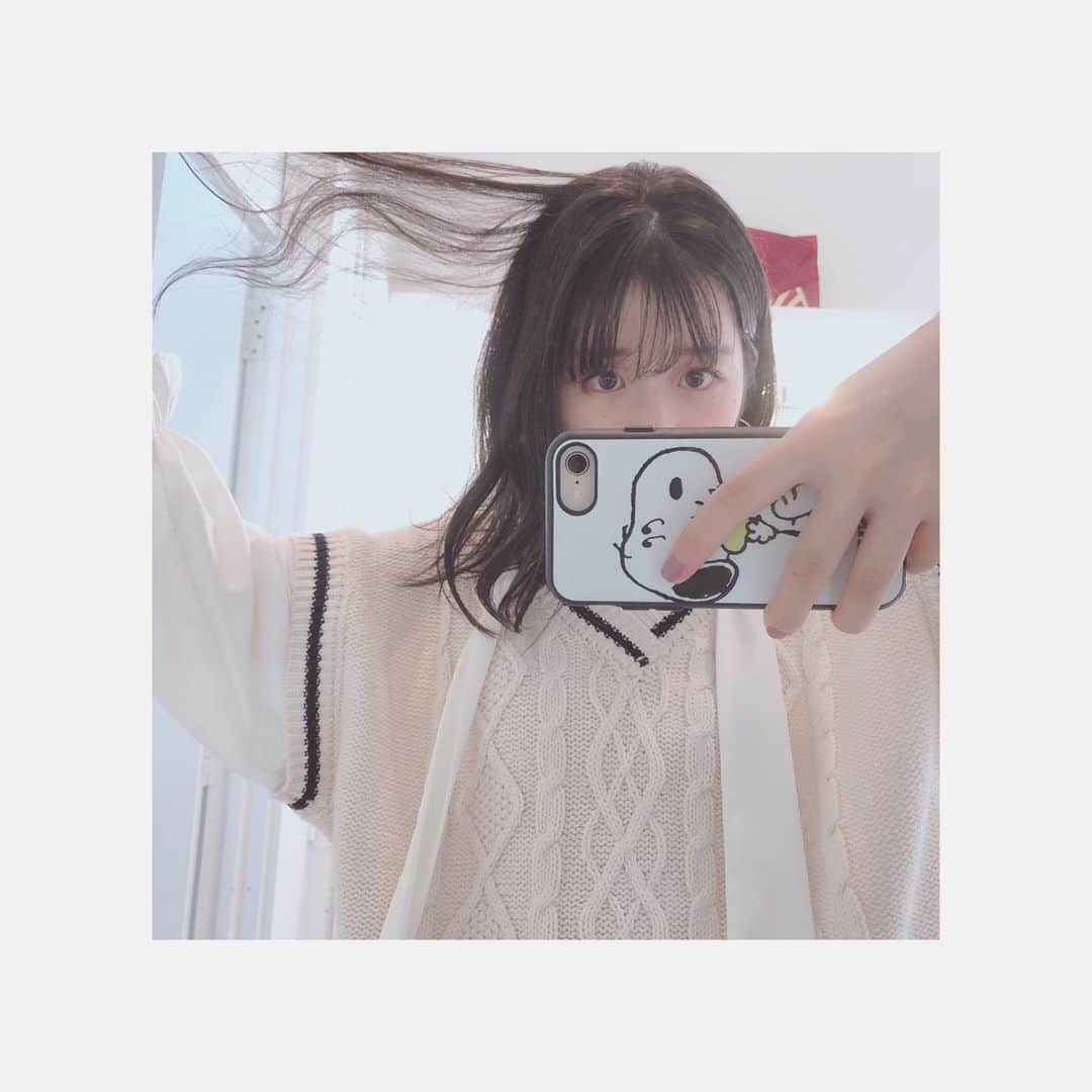 河村果歩さんのインスタグラム写真 - (河村果歩Instagram)「🌈🍒 ・ ・ ニコラ10月号秋ブランド服オフショ❣️ ラブトキシックさんを担当させて頂きました✨ ・ ・ 撮影前に撮ったのでリボン結んでいないのですが…結んでいないとカッコ良さが出て結ぶとガーリーで可愛いトップスでした😍💕 ・ ・ 他にも可愛いアイテムがたっくさんあってコーデを組むのが楽しかったです🥰 ・ ・ 紙面でも是非チェックして下さい❤︎ ・ ・ ・ #河村果歩 #果歩の大人化計画書  #ニコラ #ニコモ  #LOVETOXIC さん🥰 @lovetoxic_official  #ニットベスト #ガーリーコーデ #プリーツスカート #さくらんぼイヤリング  #かがみごし撮影 にハマってます💖」9月16日 19時18分 - kawamura_kaho_official