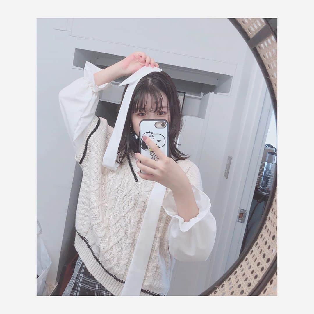 河村果歩さんのインスタグラム写真 - (河村果歩Instagram)「🌈🍒 ・ ・ ニコラ10月号秋ブランド服オフショ❣️ ラブトキシックさんを担当させて頂きました✨ ・ ・ 撮影前に撮ったのでリボン結んでいないのですが…結んでいないとカッコ良さが出て結ぶとガーリーで可愛いトップスでした😍💕 ・ ・ 他にも可愛いアイテムがたっくさんあってコーデを組むのが楽しかったです🥰 ・ ・ 紙面でも是非チェックして下さい❤︎ ・ ・ ・ #河村果歩 #果歩の大人化計画書  #ニコラ #ニコモ  #LOVETOXIC さん🥰 @lovetoxic_official  #ニットベスト #ガーリーコーデ #プリーツスカート #さくらんぼイヤリング  #かがみごし撮影 にハマってます💖」9月16日 19時18分 - kawamura_kaho_official