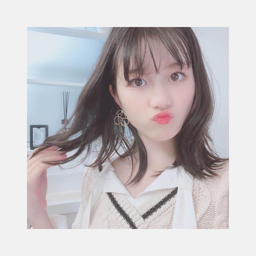 河村果歩さんのインスタグラム写真 - (河村果歩Instagram)「🌈🍒 ・ ・ ニコラ10月号秋ブランド服オフショ❣️ ラブトキシックさんを担当させて頂きました✨ ・ ・ 撮影前に撮ったのでリボン結んでいないのですが…結んでいないとカッコ良さが出て結ぶとガーリーで可愛いトップスでした😍💕 ・ ・ 他にも可愛いアイテムがたっくさんあってコーデを組むのが楽しかったです🥰 ・ ・ 紙面でも是非チェックして下さい❤︎ ・ ・ ・ #河村果歩 #果歩の大人化計画書  #ニコラ #ニコモ  #LOVETOXIC さん🥰 @lovetoxic_official  #ニットベスト #ガーリーコーデ #プリーツスカート #さくらんぼイヤリング  #かがみごし撮影 にハマってます💖」9月16日 19時18分 - kawamura_kaho_official