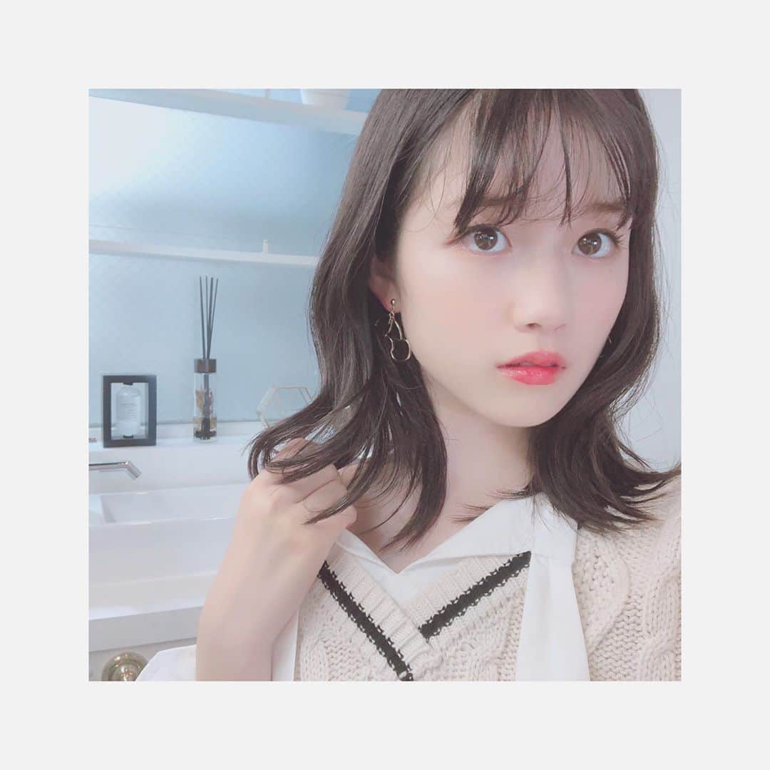 河村果歩さんのインスタグラム写真 - (河村果歩Instagram)「🌈🍒 ・ ・ ニコラ10月号秋ブランド服オフショ❣️ ラブトキシックさんを担当させて頂きました✨ ・ ・ 撮影前に撮ったのでリボン結んでいないのですが…結んでいないとカッコ良さが出て結ぶとガーリーで可愛いトップスでした😍💕 ・ ・ 他にも可愛いアイテムがたっくさんあってコーデを組むのが楽しかったです🥰 ・ ・ 紙面でも是非チェックして下さい❤︎ ・ ・ ・ #河村果歩 #果歩の大人化計画書  #ニコラ #ニコモ  #LOVETOXIC さん🥰 @lovetoxic_official  #ニットベスト #ガーリーコーデ #プリーツスカート #さくらんぼイヤリング  #かがみごし撮影 にハマってます💖」9月16日 19時18分 - kawamura_kaho_official