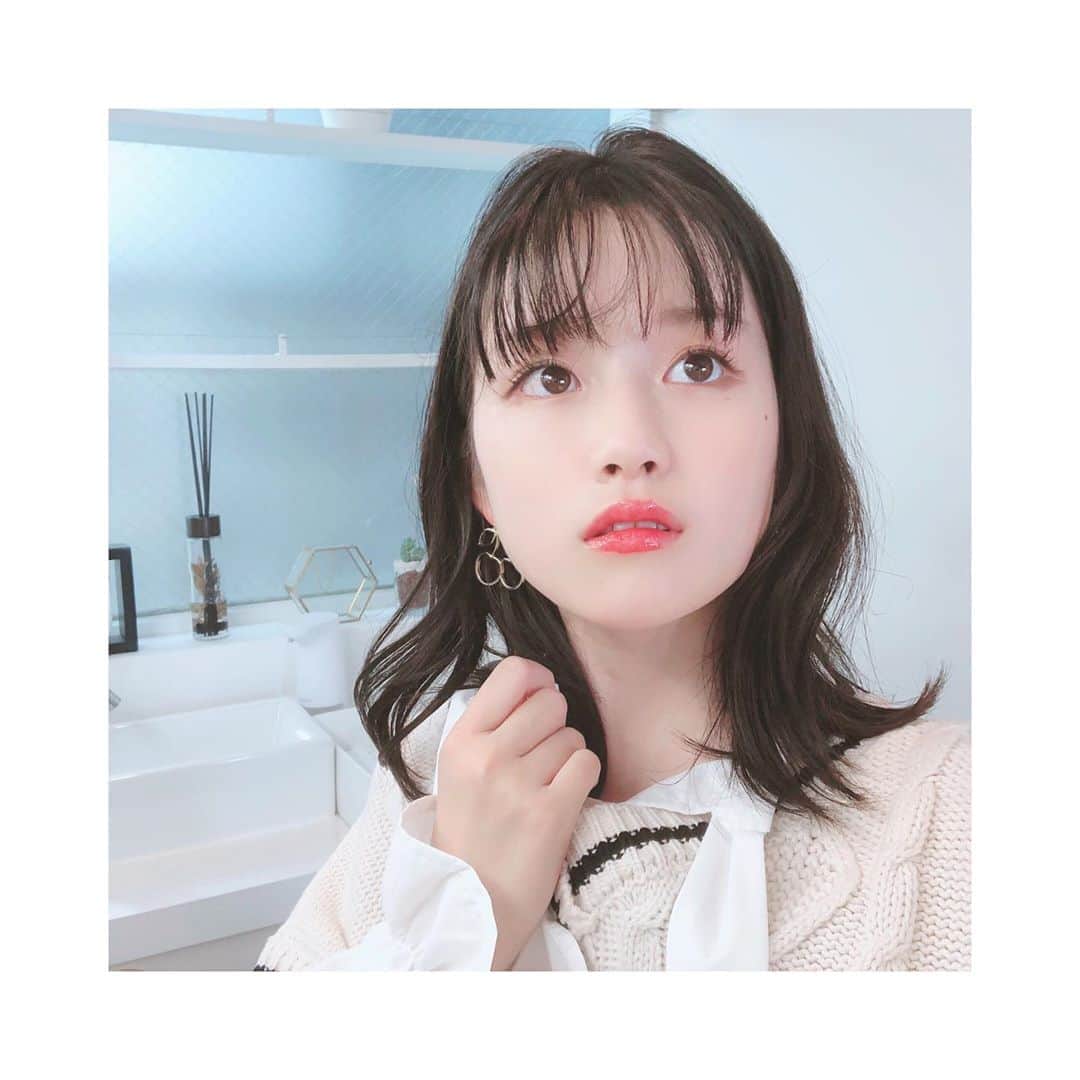 河村果歩さんのインスタグラム写真 - (河村果歩Instagram)「🌈🍒 ・ ・ ニコラ10月号秋ブランド服オフショ❣️ ラブトキシックさんを担当させて頂きました✨ ・ ・ 撮影前に撮ったのでリボン結んでいないのですが…結んでいないとカッコ良さが出て結ぶとガーリーで可愛いトップスでした😍💕 ・ ・ 他にも可愛いアイテムがたっくさんあってコーデを組むのが楽しかったです🥰 ・ ・ 紙面でも是非チェックして下さい❤︎ ・ ・ ・ #河村果歩 #果歩の大人化計画書  #ニコラ #ニコモ  #LOVETOXIC さん🥰 @lovetoxic_official  #ニットベスト #ガーリーコーデ #プリーツスカート #さくらんぼイヤリング  #かがみごし撮影 にハマってます💖」9月16日 19時18分 - kawamura_kaho_official