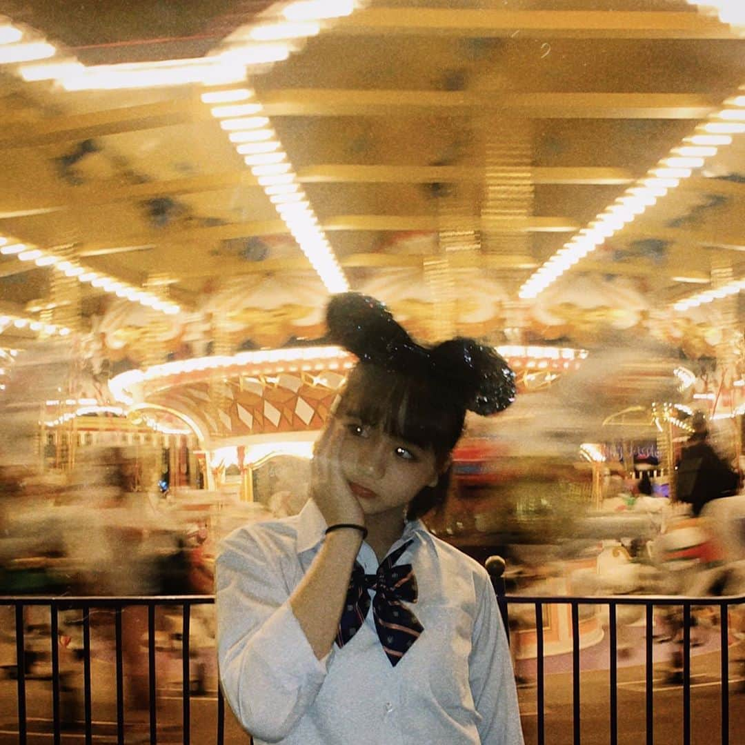 吉屋すえかさんのインスタグラム写真 - (吉屋すえかInstagram)「🎠🎠🎠 ・ #ディズニーコーデ #disneyland  #ディズニーカチューシャ #制服ディズニー #でぃずにーらんど  #プラチナムプロダクション #dazzカメラ #フィルムカメラ #写ルンです」9月16日 19時18分 - sueka_ringooo