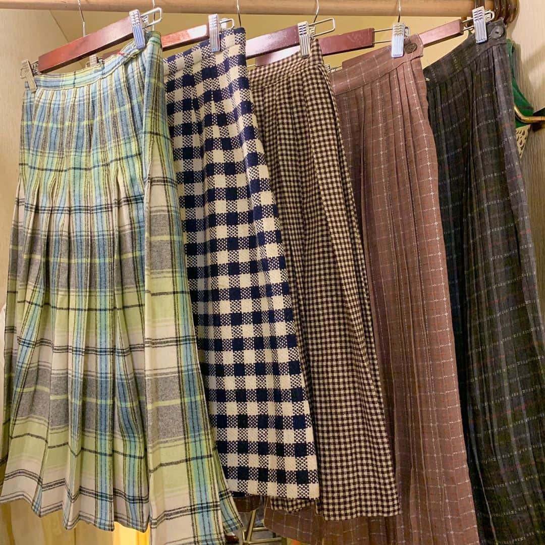 NUTTY Vintage&Collectibleのインスタグラム：「🍄NEW ARRIVAL🍄  ☑︎vtg autumn wool check skirt  秋に欠かせないチェック。色の組み合わせやデザインが無限大なので、いくつ持っていても運命の子に出会うと欲しくなりますね＊  今からは靴下で組み合わせを楽しんで、涼しくなったらカラータイツとの組み合わせを楽しんでみてはいかがでしょうか🍁  💌DMより通販承っております💌  ------------------------------------ 🛍NUTTY通販について🛍 ------------------------------------- ＜ONLINE STORE＞ VINTAGE▶︎http://nutty.theshop.jp/ USED SELECT▶︎https://nuttyselect.official.ec/ （プロフィールページURLよりjump🕊） ㅤㅤㅤㅤㅤㅤㅤㅤㅤㅤㅤㅤㅤ ＜VIDEO CHAT SHOPPING＞ テレビ電話をお繋ぎして、リアルタイムでご案内いたします。詳細は過去の投稿をご覧ください。」