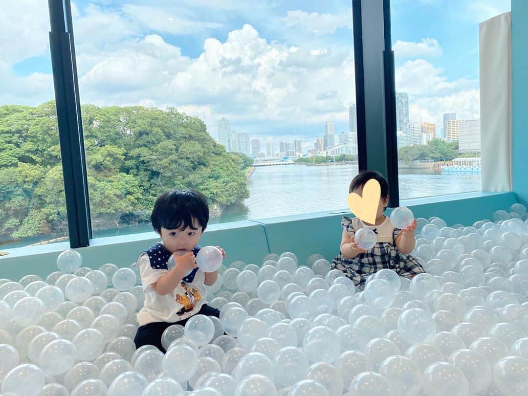 のインスタグラム：「. たくさん投稿してしまいましたが キュラフル関係はこれで最後の投稿です🙇‍♀️🌸笑 . キュラフルはアトレ竹芝の シアター棟の2階にあるのですが、 入った瞬間、この素晴らしい景色で こちらにもすごく感動しました🤗✨ . お天気も良かったから 景色がすごく綺麗でした🌈 また行きたいな🥰 . 子連れの遊び場としてオススメですし たくさん写真撮ったので 記録としてもたくさん投稿してすみません🙏💦 コメントも読ませていただいてます❣️ お付き合いいただき本当に ありがとうございます😊🌼 . 娘ともたくさん遊んでくれて たくさん写真や動画を撮ってくれた まおちゃん(@tokinomao )親子に感謝🥰🙏❤️ まおちゃん親子のおかげで 本当に楽しかった💕✨✨ . 私自身も娘と一緒に体を動かせて すごく良いリフレッシュになりました🤗✨ 娘もまおちゃんの息子ちゃんも 良い刺激を受けたみたいで 帰りは仲良く爆睡でした😴❤️ . 次の計画も楽しみです( ͡° ͜ʖ ͡°)🌈 . #culaful #キュラフル #アトレ竹芝 #子連れランチ #東京子連れスポット #生後11ヶ月 #キッズパーク #ボールプール #ボールプールデビュー #令和元年ベビー #女の子ママ #浜松町 #子連れ遊び場#instagood #babygirl #love #happy #smile #baby #enjoy #lunch #japan #tokyo #japanese #japanesegirl #me #followme #加藤雅美」