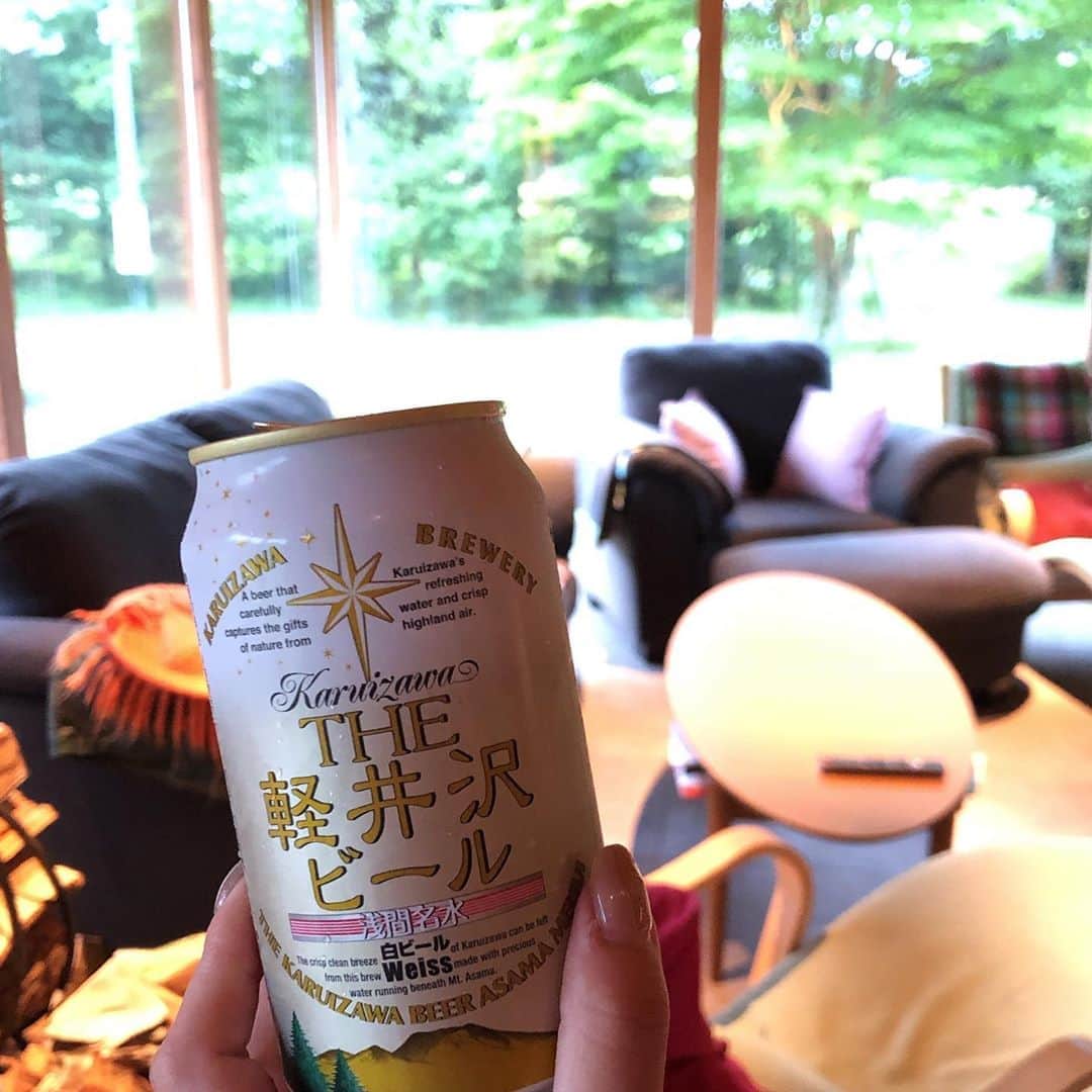 渡辺梨夏子のインスタグラム：「シェフがたくさんいた👩‍🍳👨‍🍳  #軽井沢#軽井沢旅 #週末記録#記憶の記録#めも 　  素敵すぎる別荘に遊びに行かせてもらった日。美味しいご飯と、お酒と、好きな音楽流しながら..カードゲームしたりトランポリンとんだり、絵本読んで爆笑したり（？！）な〜んにもせずに頭の中からっぽにして、ゆるっとした時間がとても贅沢でした、また季節が変わった頃に☃️」