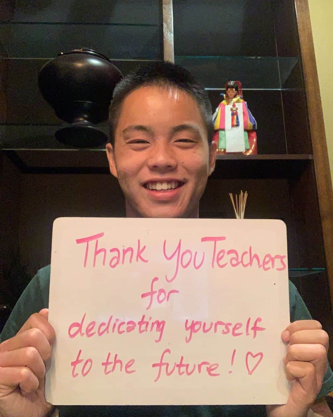 unicefさんのインスタグラム写真 - (unicefInstagram)「Thank you teachers! Join these students in the USA in appreciation of their teachers’ dedication during the COVID-19 pandemic. As governments reopen schools across the world, they must listen to the voices of teachers, parents, health professionals, children and young people. @unicefclubs @unicefusa #ThankYouTeacher #SchoolReopening #Education」9月17日 0時45分 - unicef